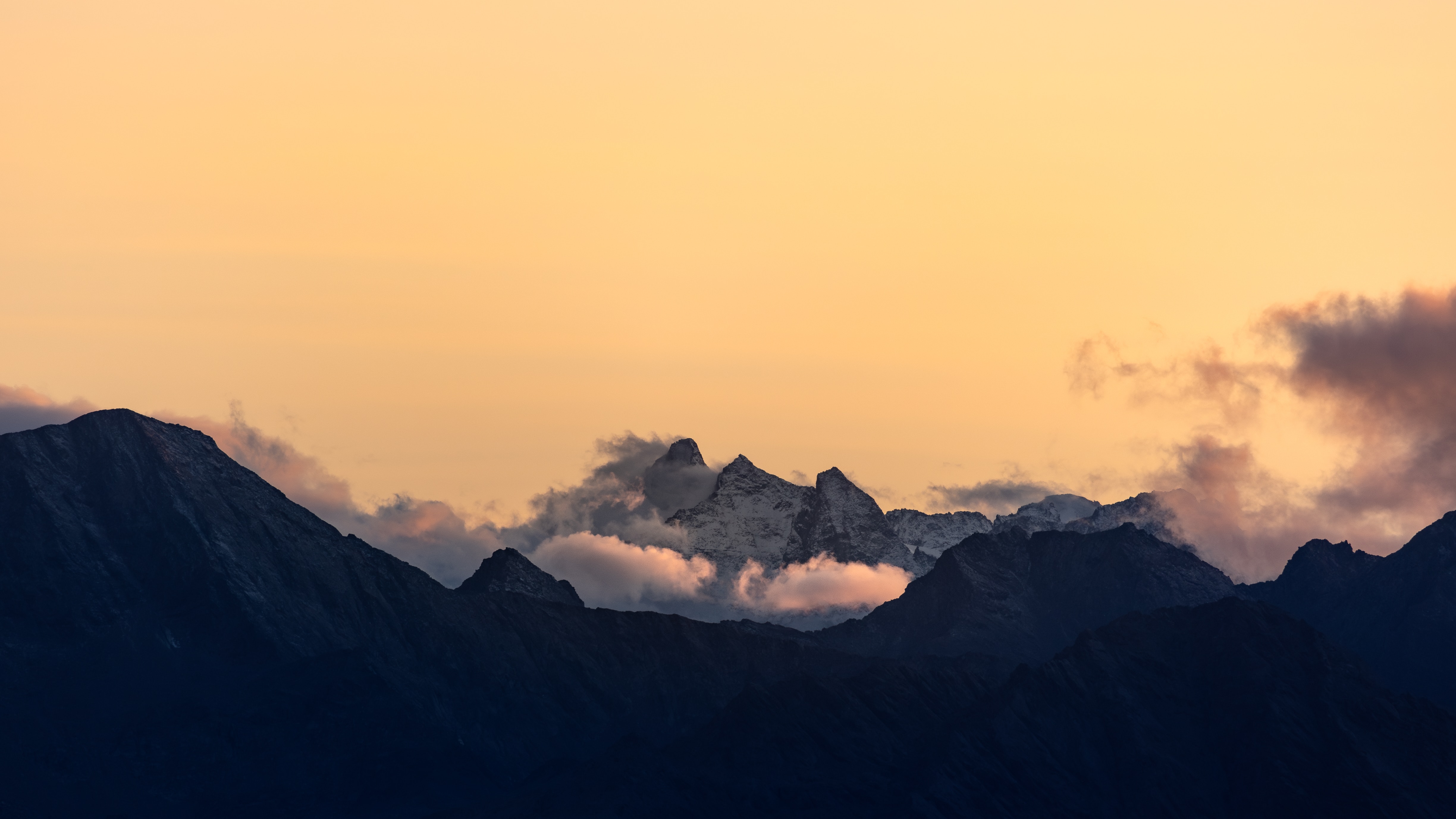 Photographie d'un paysage avec des montagnes 